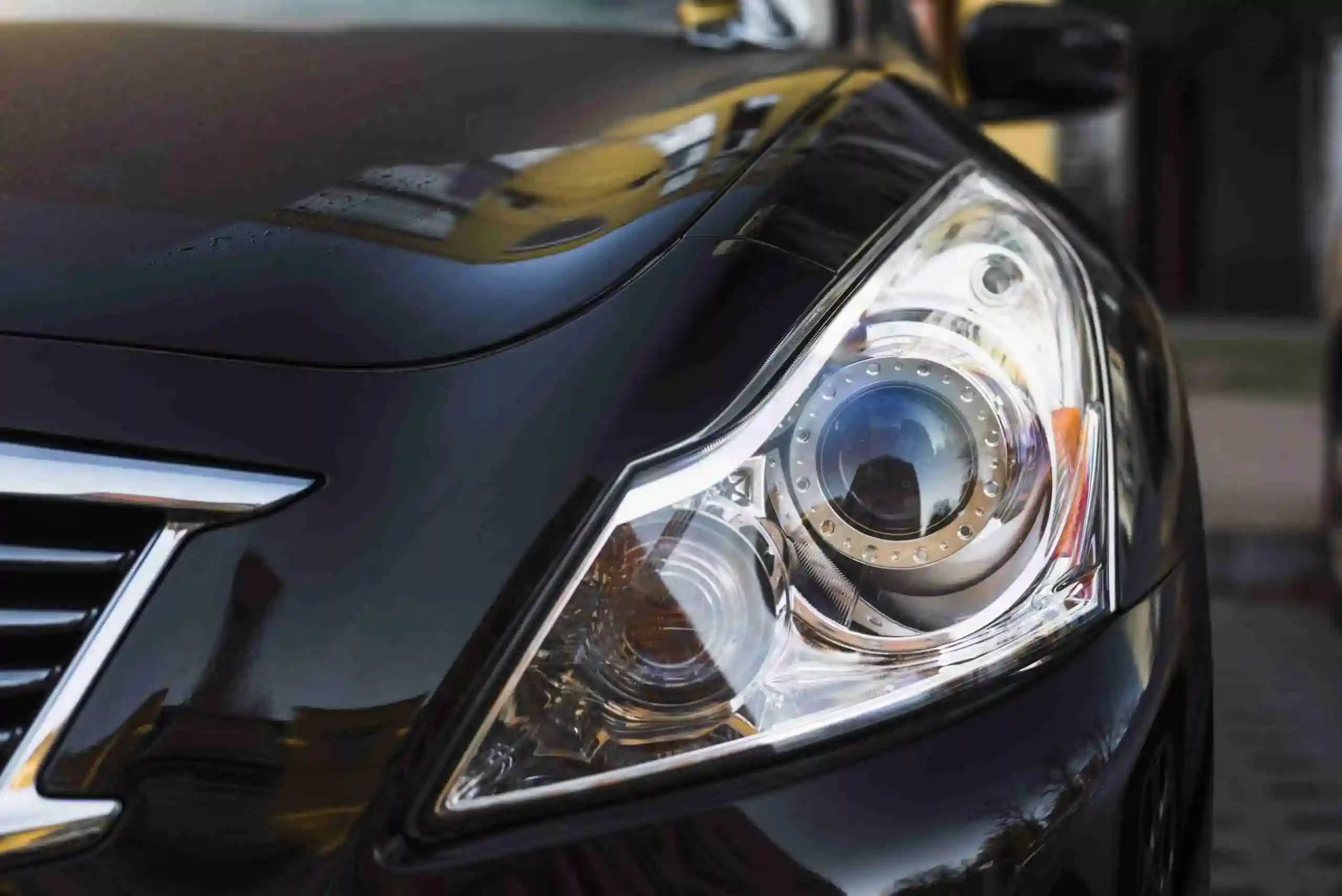 Farol amarelado antes e transparente depois da revitalização